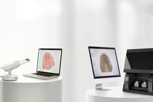 Scanner intraorale connesso a computer per l’acquisizione digitale delle arcate dentarie in 3D.