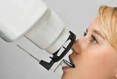 Donna sottoposta a radiografia endorale con apparecchiatura odontoiatrica digitale.
